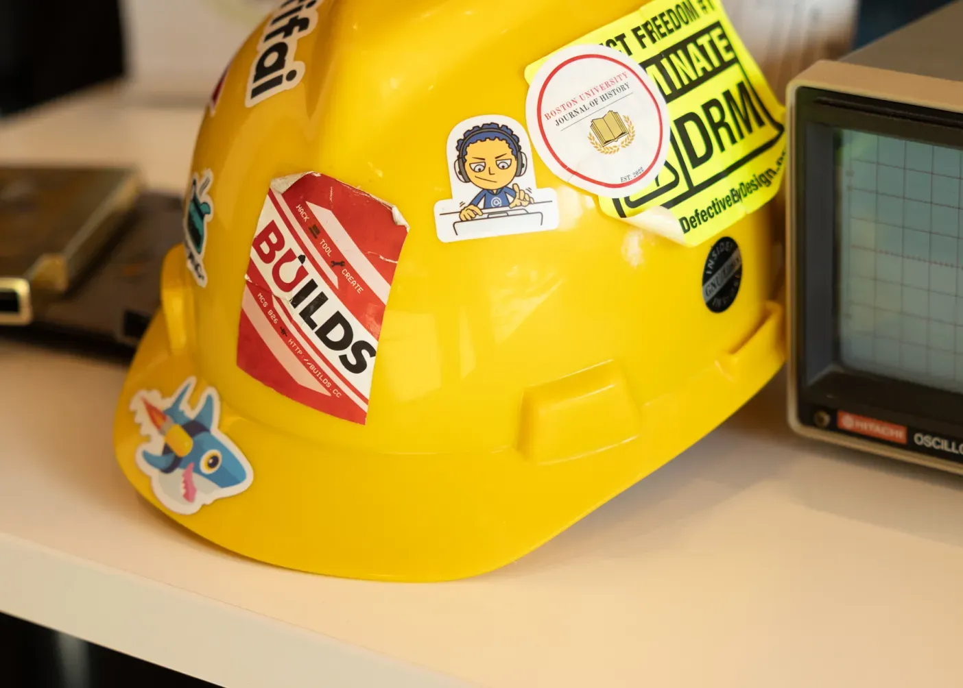 Builds safety hard hat